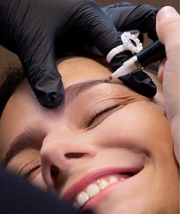 Imagen secundaria 2 - Micropigmentación de cejas con bambú.
